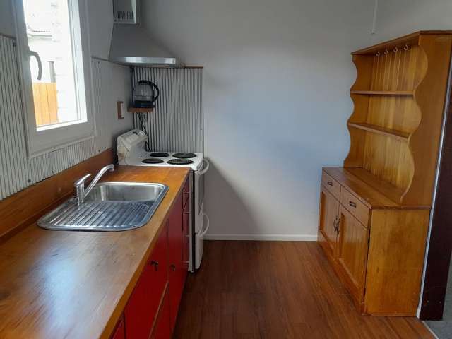 Sunny 2 bedroom, small garden, with BBQ area