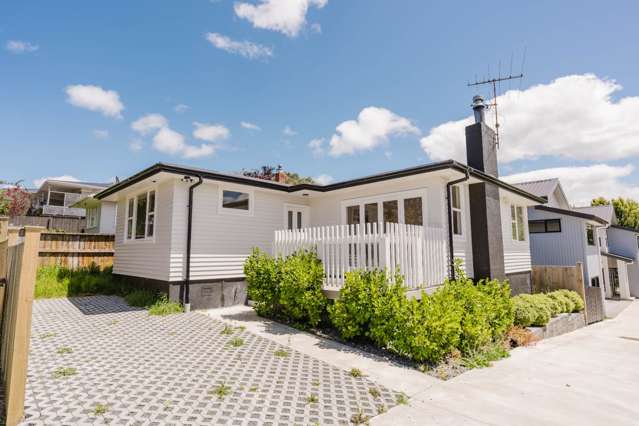 Modern & Renovated - Steps from Te Atatu Bus Route