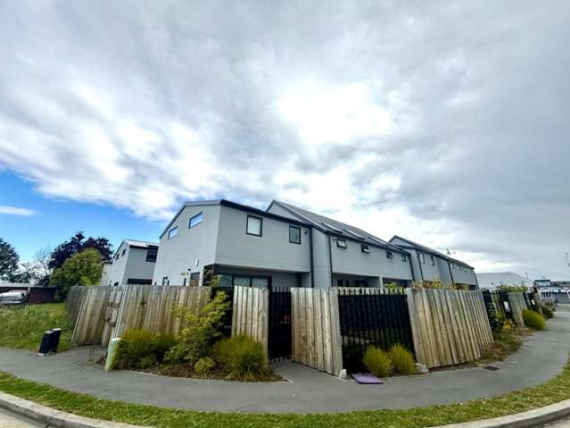 FULLY FURNISHED IMMACULATE  MODERN TOWNHOUSE IN QUIET CULDESAC