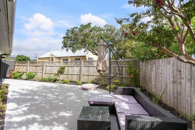 2/865 Beach Road Waiake_23