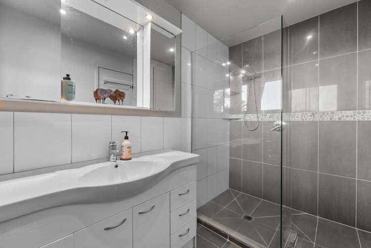 504 Beach Road Murrays Bay_7