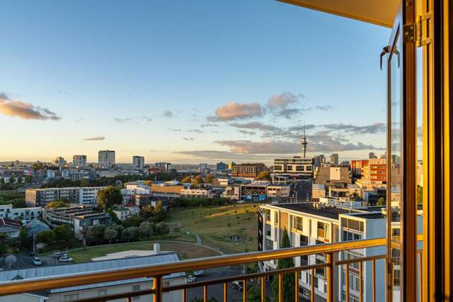Light & Bright Home with 2x Carparks