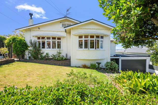 BUNGALOW BEAUTY WITH SEA VIEWS & POOL