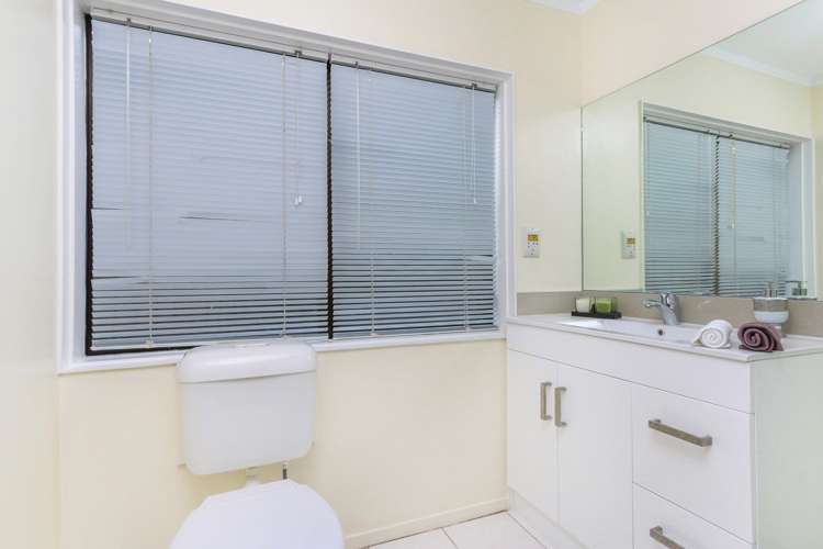 2/127 Moore Street Howick_15