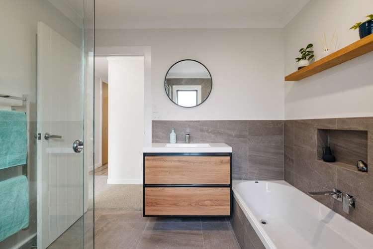 9 Shadbolt Drive Leamington_18