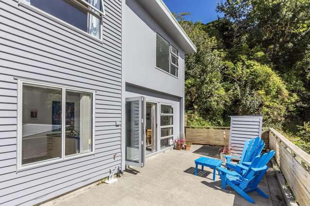 THE BEST OF CITY CONVENIENCE AND COASTAL LIVING