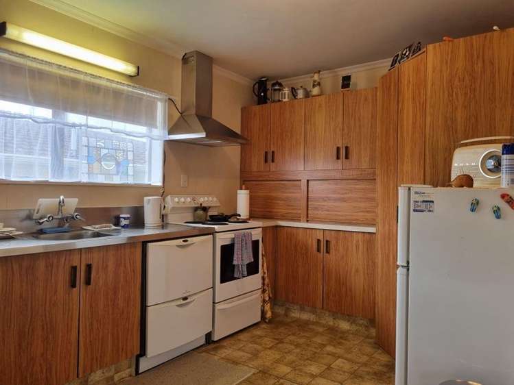 2/7 Broadway 10858_5