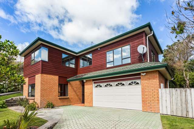 CEDAR AND BRICK  FAMILY HOME IN CENTRAL WHITBY