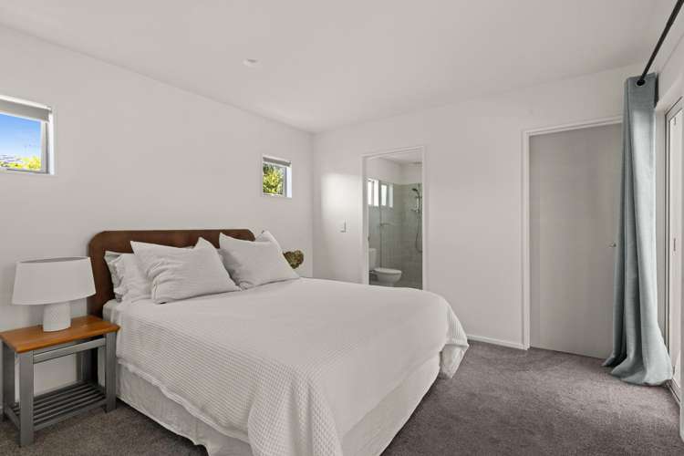2 Queens Walk Taradale_11
