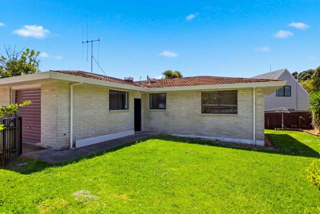 Move in Ready, Solid Brick, Easy-Care Living!