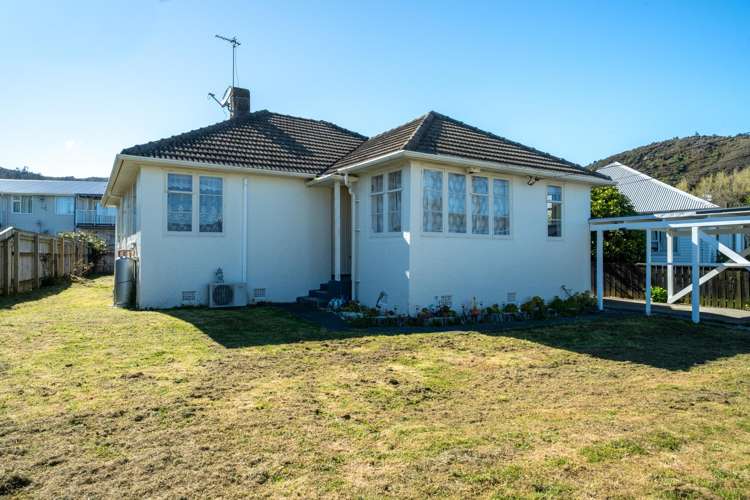 17 Strand Crescent Naenae_11