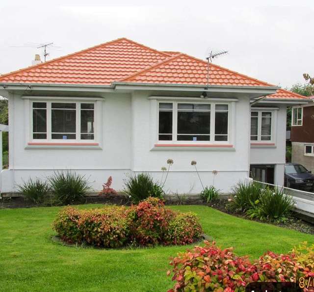 Excellent location, 5 bedroom stunner !