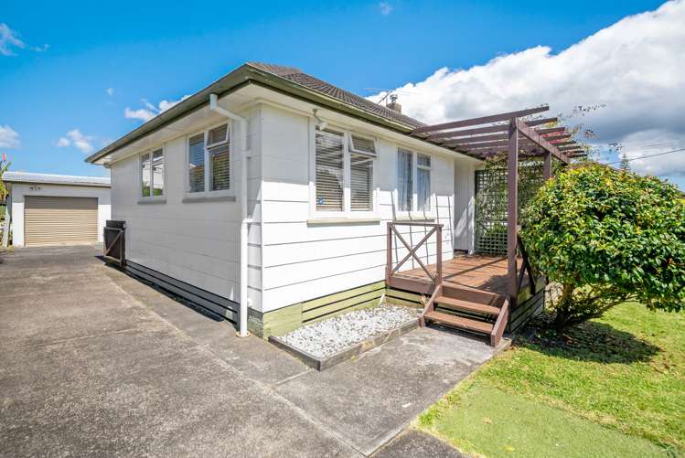 82 Kelman Road Kelston_12