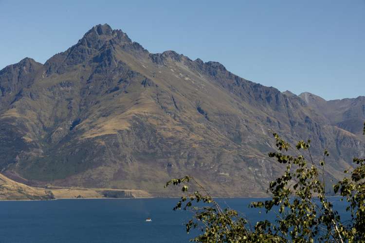 21 & 23 MacKinnon Terrace Sunshine Bay_31