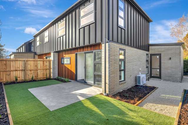 Modern 2-Bedroom Townhouse with Single Garage and Off-Street Park