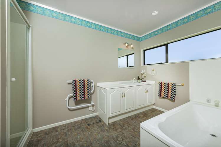 11 Windfall Grove Greenhithe_17