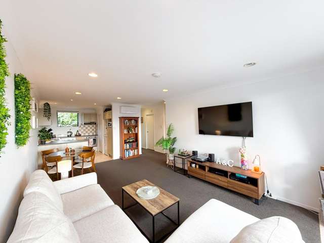 THE LAP OF LUXURY. TOP FLOOR SUNSHINE & VIEWS