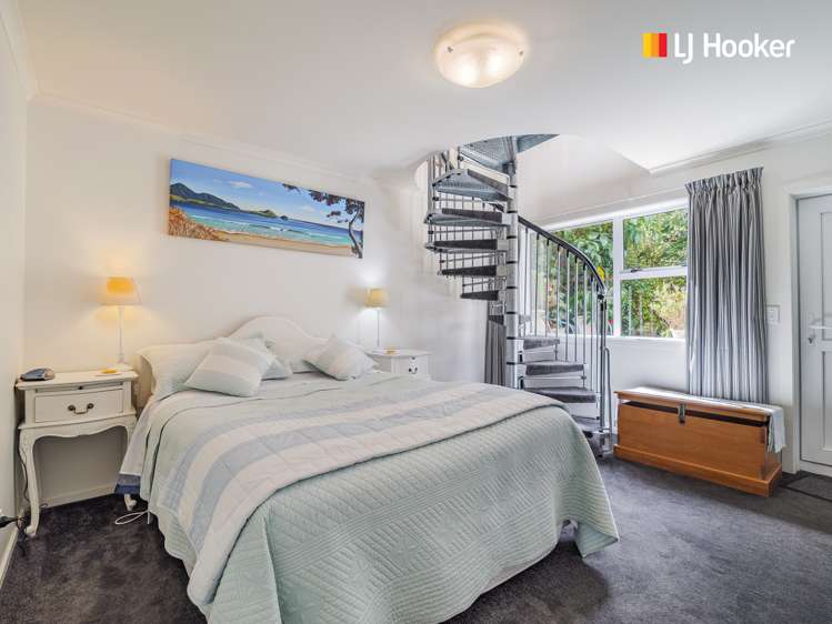 1 Castlewood Road Company Bay_21