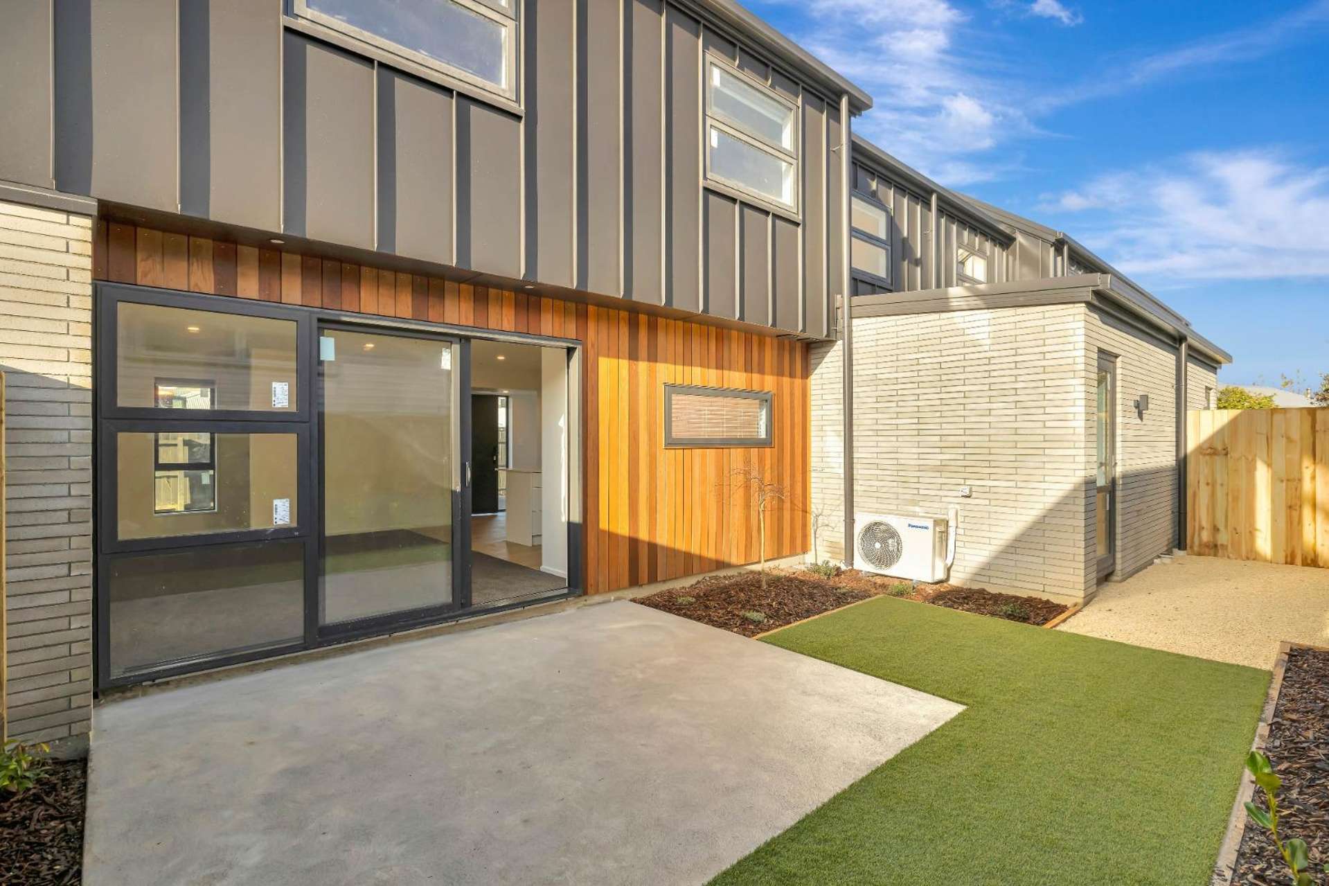 2/11 Spring Grove Street* 10222_0