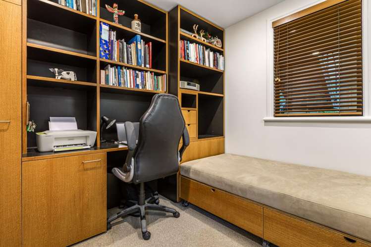 GC/20 Pakenham Street East  (with 2 carparks) 10015_12