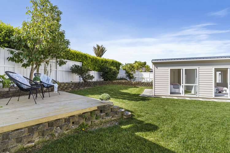 16 Paisley Street Mellons Bay_33