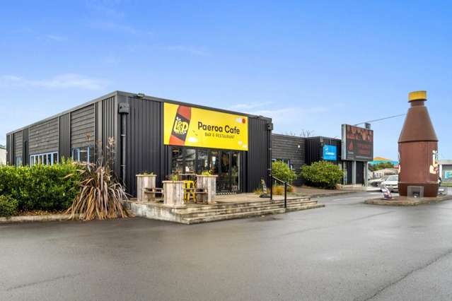 Paeroa's corner performer