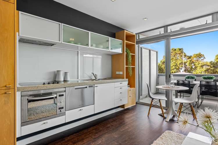 2/6 Beach Front Lane Browns Bay_8