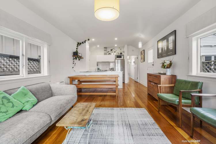 18 Apu Crescent Lyall Bay_2