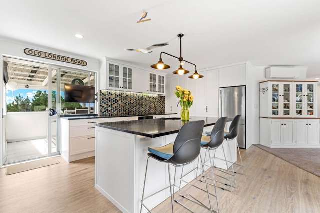 1/4 Roberts Road Matakatia Bay_2