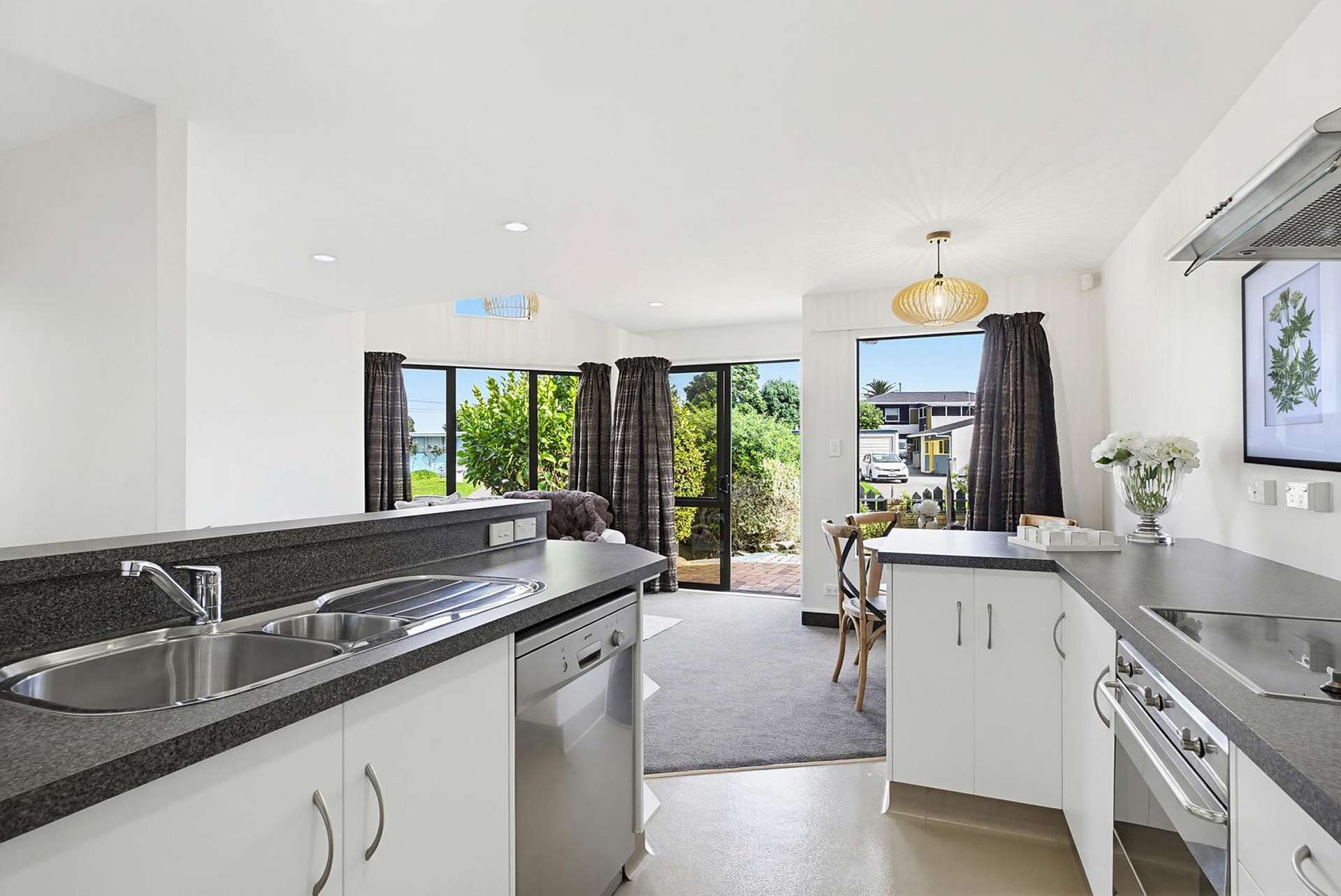 2/4 Richard Street Titahi Bay_0