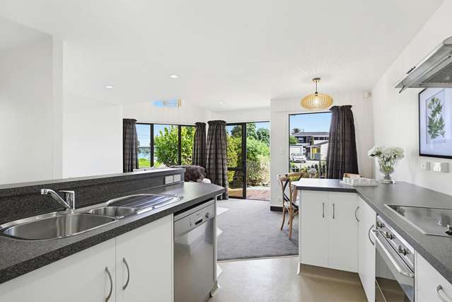 2/4 Richard Street Titahi Bay_2