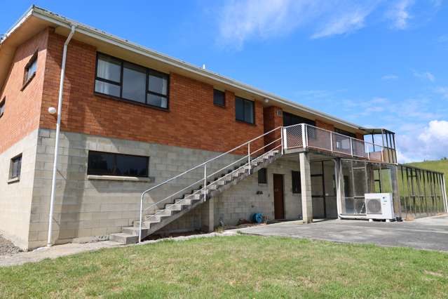 Charming 3-Bedroom Home on 15.24ha Rolling Hills