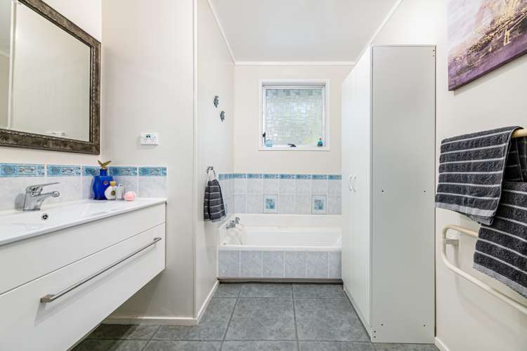 51 Onedin Place Titirangi_17