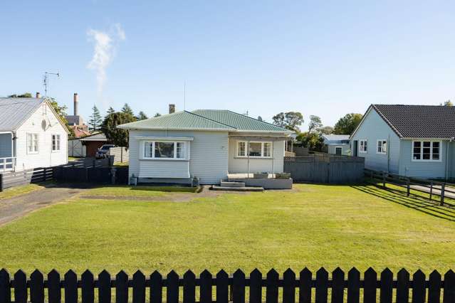 ¼ Acre Kiwi Dream - Miner’s Cottage