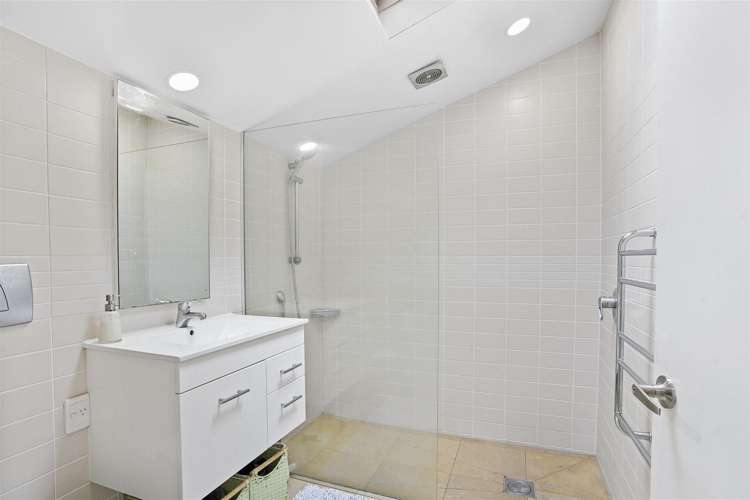 5 Colmar Road Mellons Bay_6