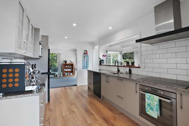 462 Scenic Drive Waiatarua_4