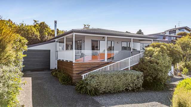 Kaiteriteri living with coastal views