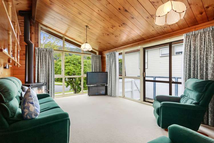 12 Helvetia Grove Naenae_9