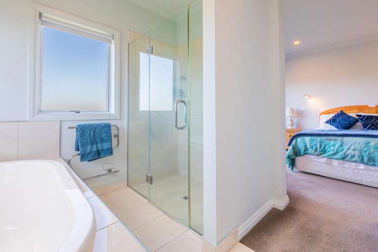 32 Heynes Place Clive_10