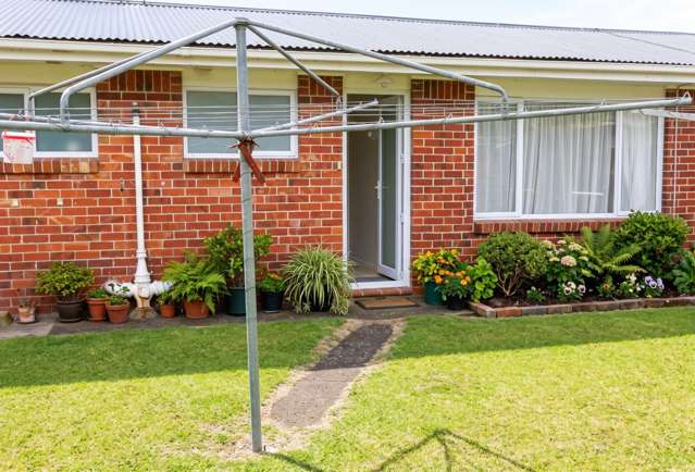 Peaceful Two-Bedroom Unit with Elevated Views â Water & Lawns Included