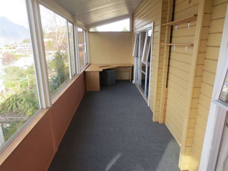 33 Wynyard Crescent Fernhill/Sunshine Bay_8