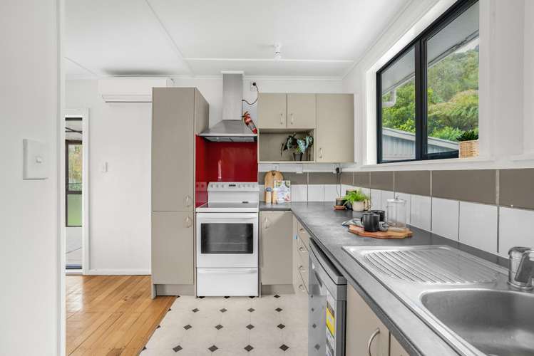 6 Boyd Grove Naenae_8