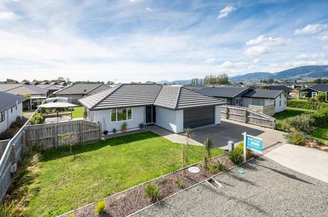 Spacious Family Living with a Garden Lover’s Dream