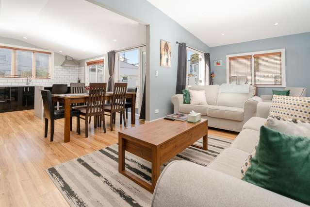 SUNNY CHARACTER HOME | 4-BED & EXTENDED LIVING