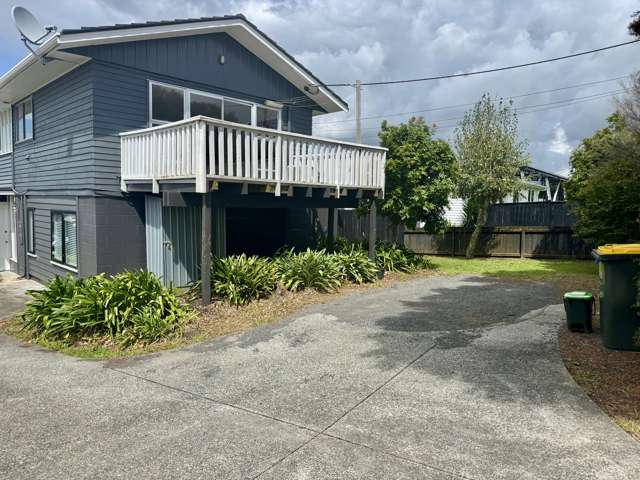 Cozy 3 bedroom in sought after Te Atatu Peninsula