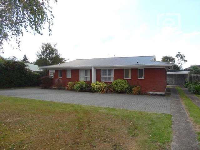 Cozy & Convenient Living in Fenton Park – Fully Fenced 2-Bedroom Home!