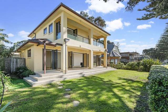 LIVE LIFE IN LUXURY ON THE BEACH!