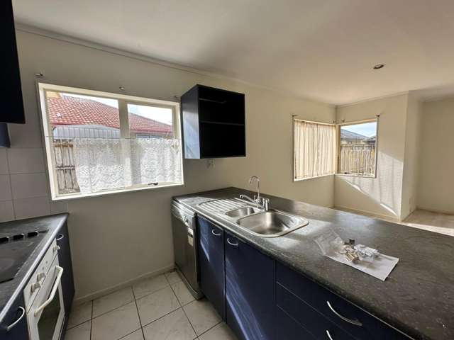 32 Frank Bunce Grove Flat Bush_4