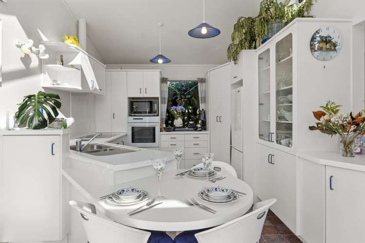 2/3 Tiri View Place Waiake_6