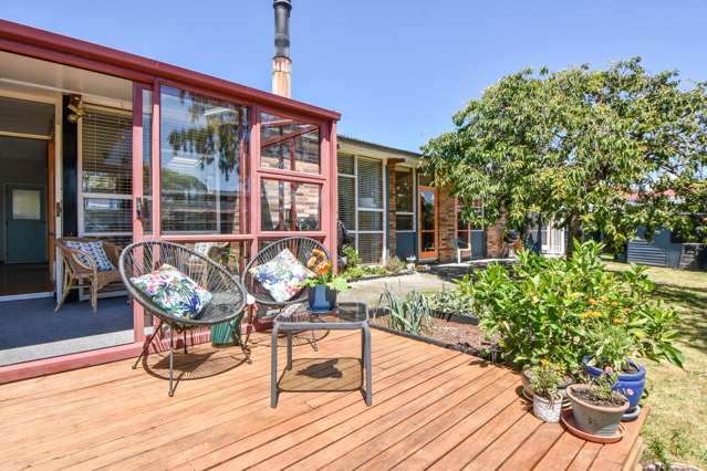 Mid-Century Gem in the Heart of Carterton